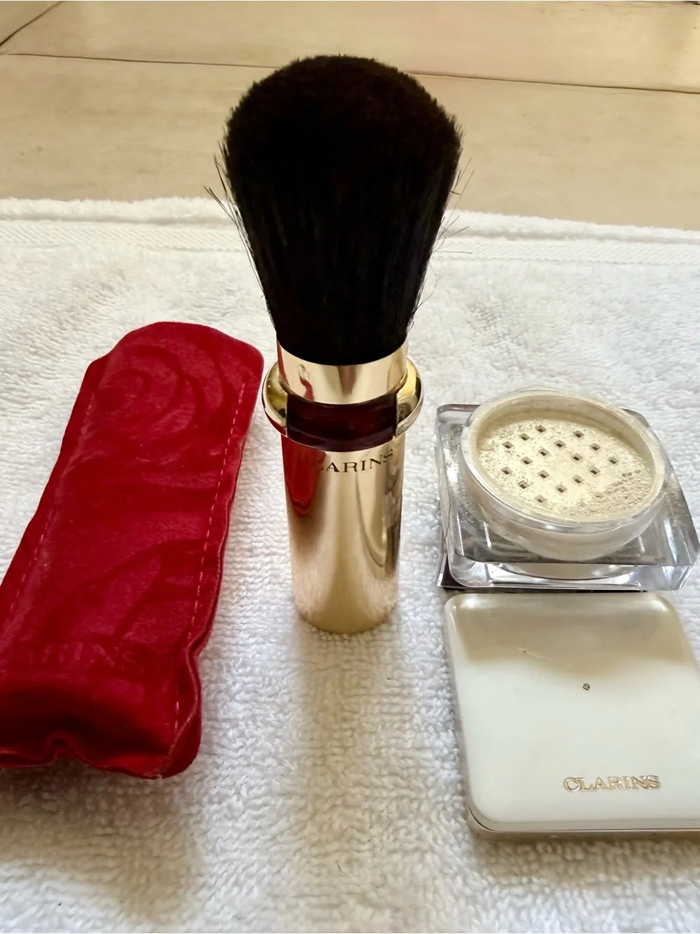 CLARINS: Highlighting Shimmer Powder and Adjustable Nat’l Bristle Travel Brush